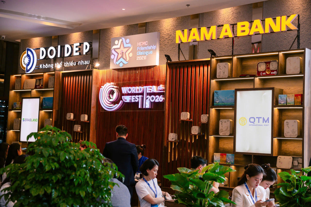 Quan khách, đại biểu trải nghiệm không gian Trà - Tea Connect của Nam A Bank.