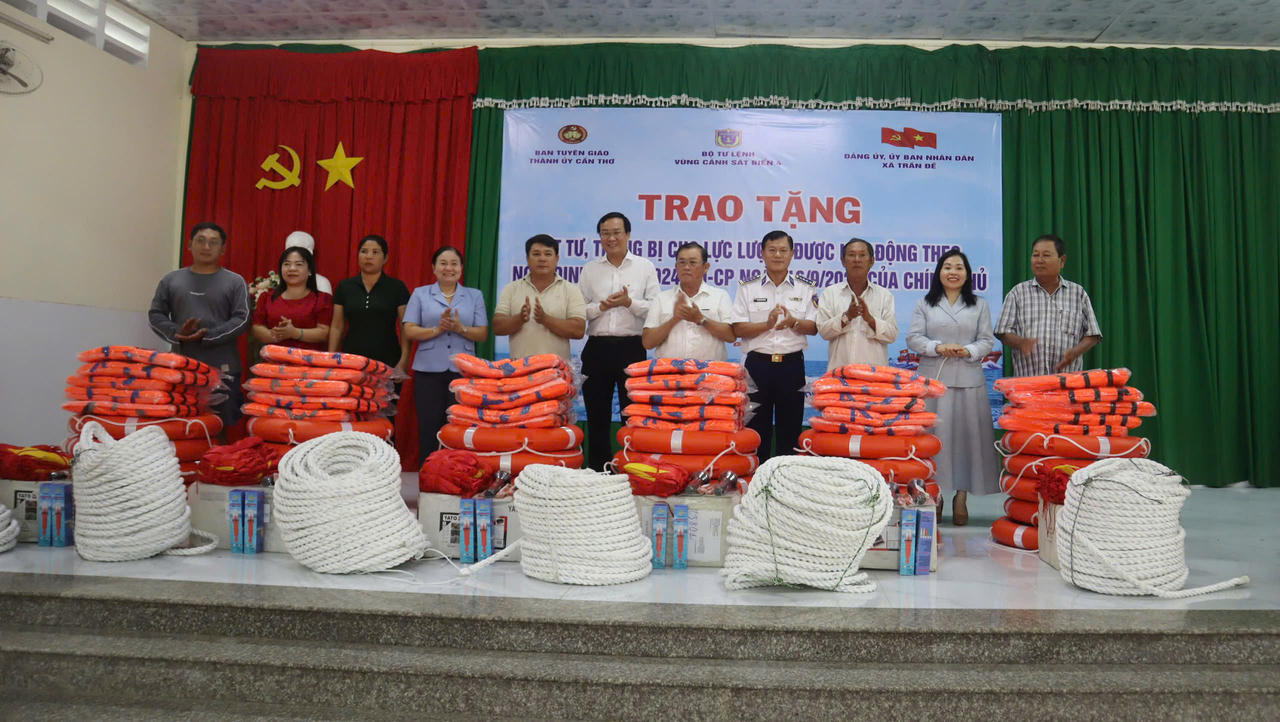 Đại diện lãnh đạo Bộ Tư lệnh Vùng Cảnh sát biển 4 và địa phương trao vật tư, thiết bị tặng chủ tàu cá trên địa bàn xã Trần Đề. Ảnh: Quang Vinh