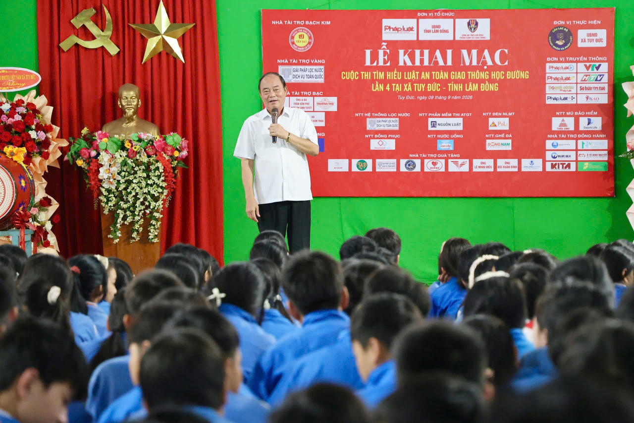 Ông Nguyễn Văn Hạnh giao lưu, chia sẻ với học sinh về tầm quan trọng của việc trang bị kiến thức an toàn giao thông từ sớm.