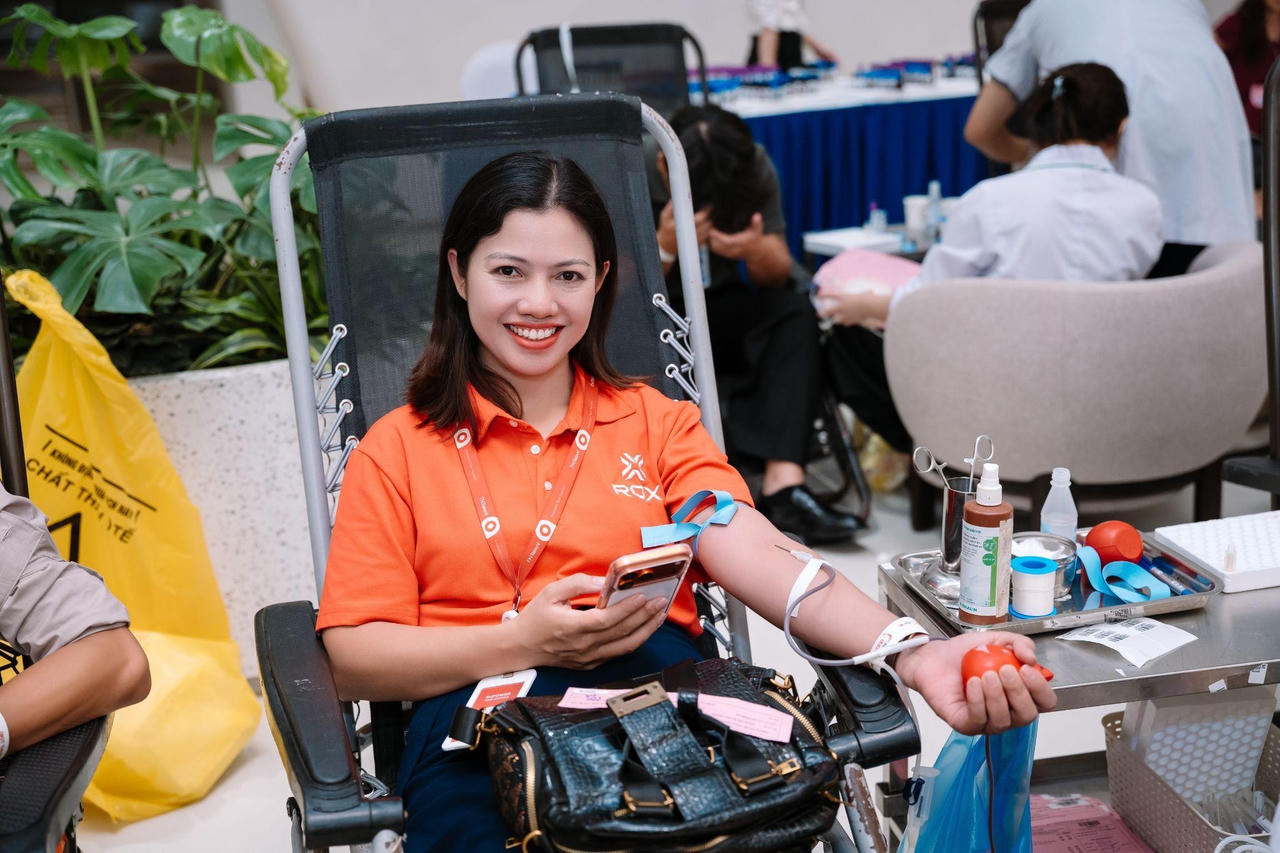 Có người mới gia nhập đơn vị vài ngày đã đăng ký hiến máu cùng đồng nghiệp. Với họ, đây không chỉ là lần đầu tham gia Giọt Thương mà còn là một cách giản dị để làm quen với những người đồng hành trong môi trường mới.