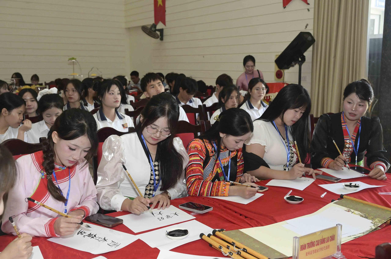 Học sinh, sinh viên các trường giao lưu nghệ thuật viết thư pháp. (Ảnh: Nguyễn Hải)