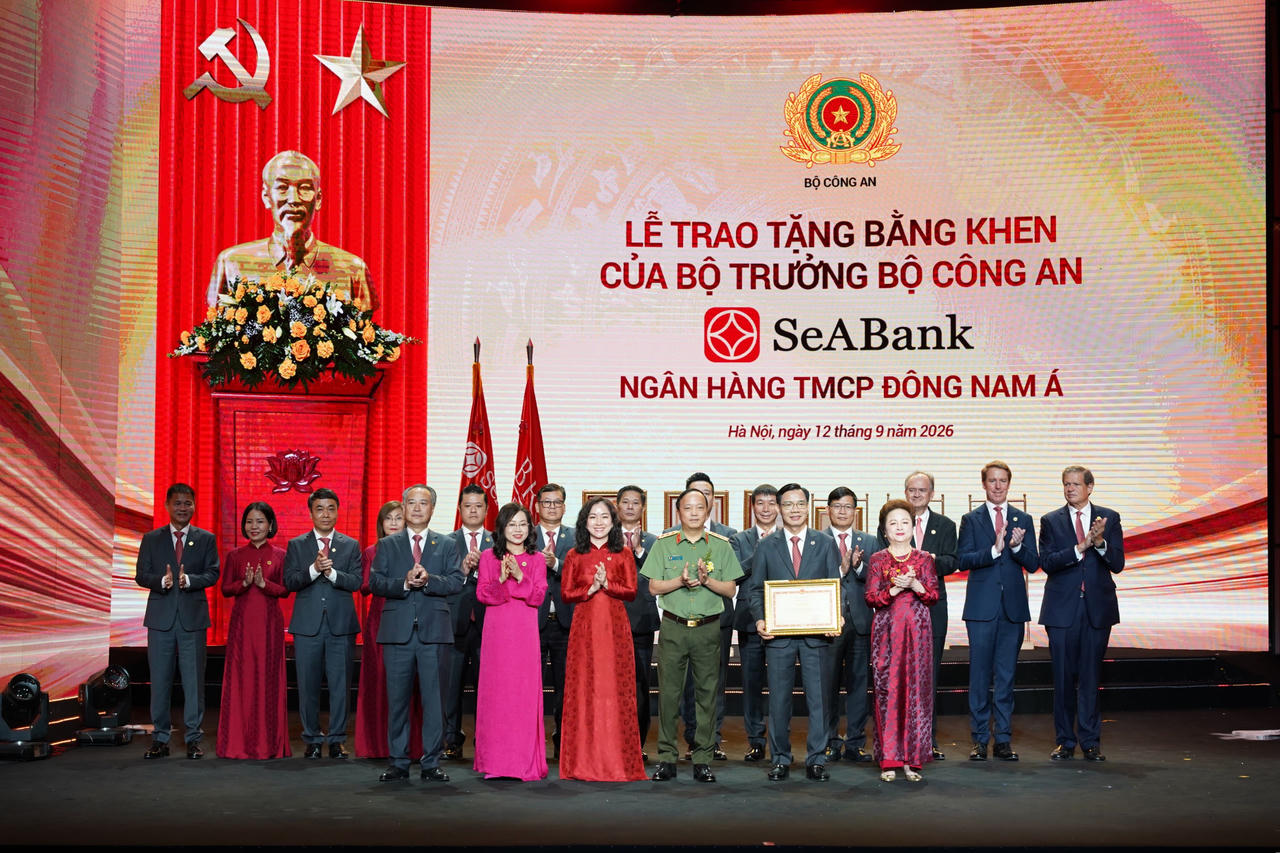 Ban lãnh đạo  SeABank đón nhận Bằng khen của Bộ trưởng Bộ Công an vì đã có thành tích xuất sắc trong phong trào “Toàn dân bảo vệ an ninh Tổ quốc”