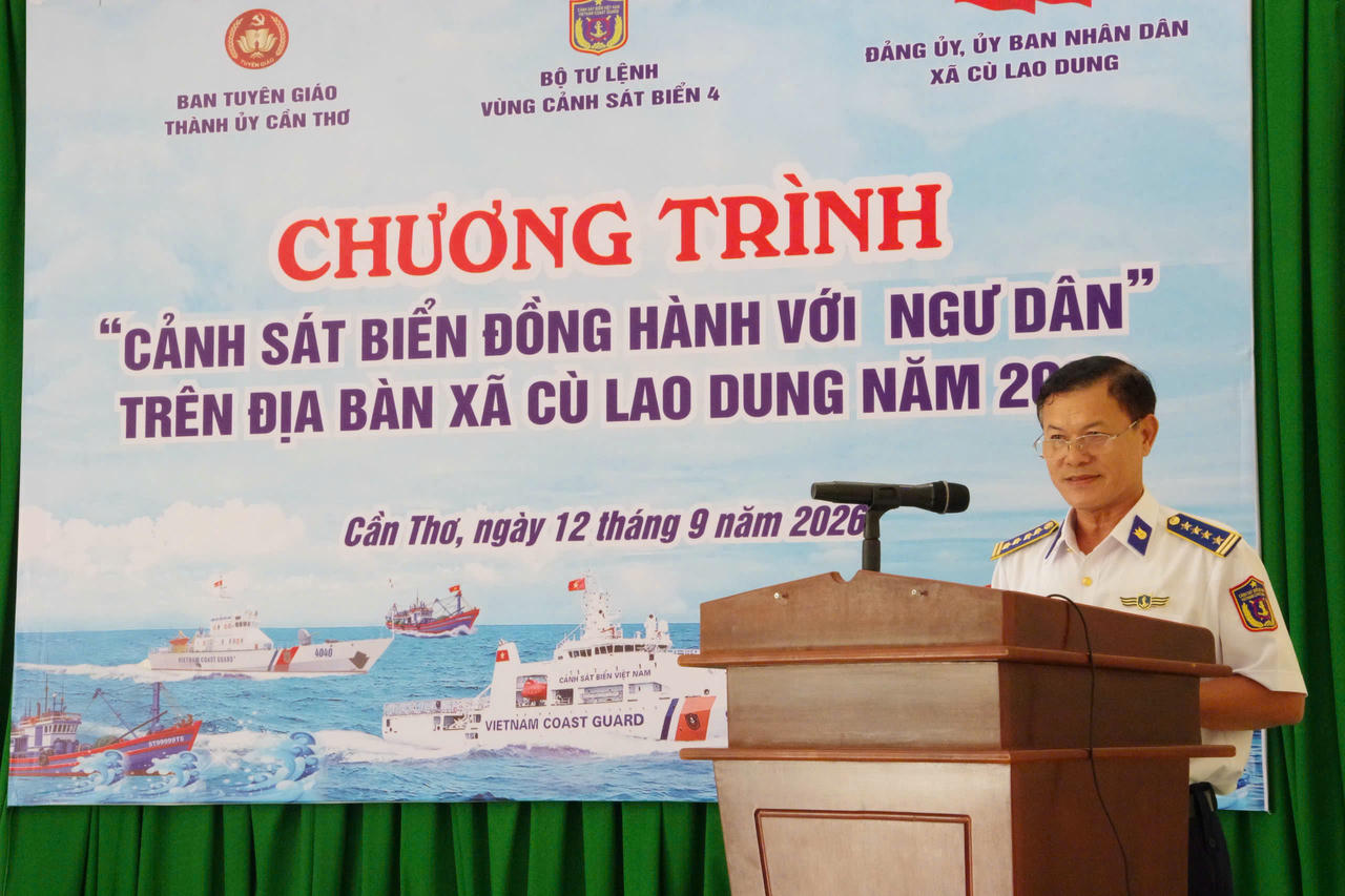 Đại tá Nguyễn Thái Dương - Ủy viên Ban Thường vụ Đảng ủy, Phó Chính ủy Bộ Tư lệnh Vùng Cảnh sát biển 4 phát biểu tại Chương trình.  Ảnh: Quang Vinh
