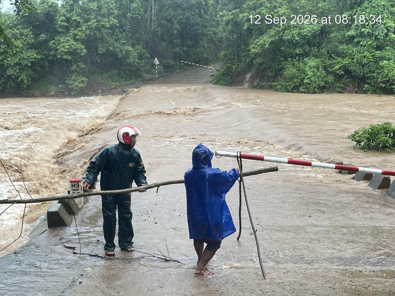 Nước lũ chảy xiết qua cầu tràn tại xã A Dơi, người và phương tiện không thể qua lại. (Ảnh: Ban Chỉ huy Phòng thủ dân sự tỉnh Quảng Trị)