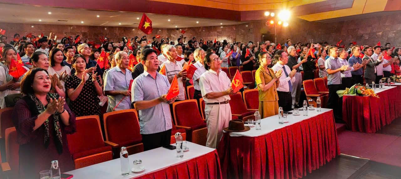 Cả Hội trường cùng hòa ca bài hát "Như có Bác trong ngày vui đại thắng".