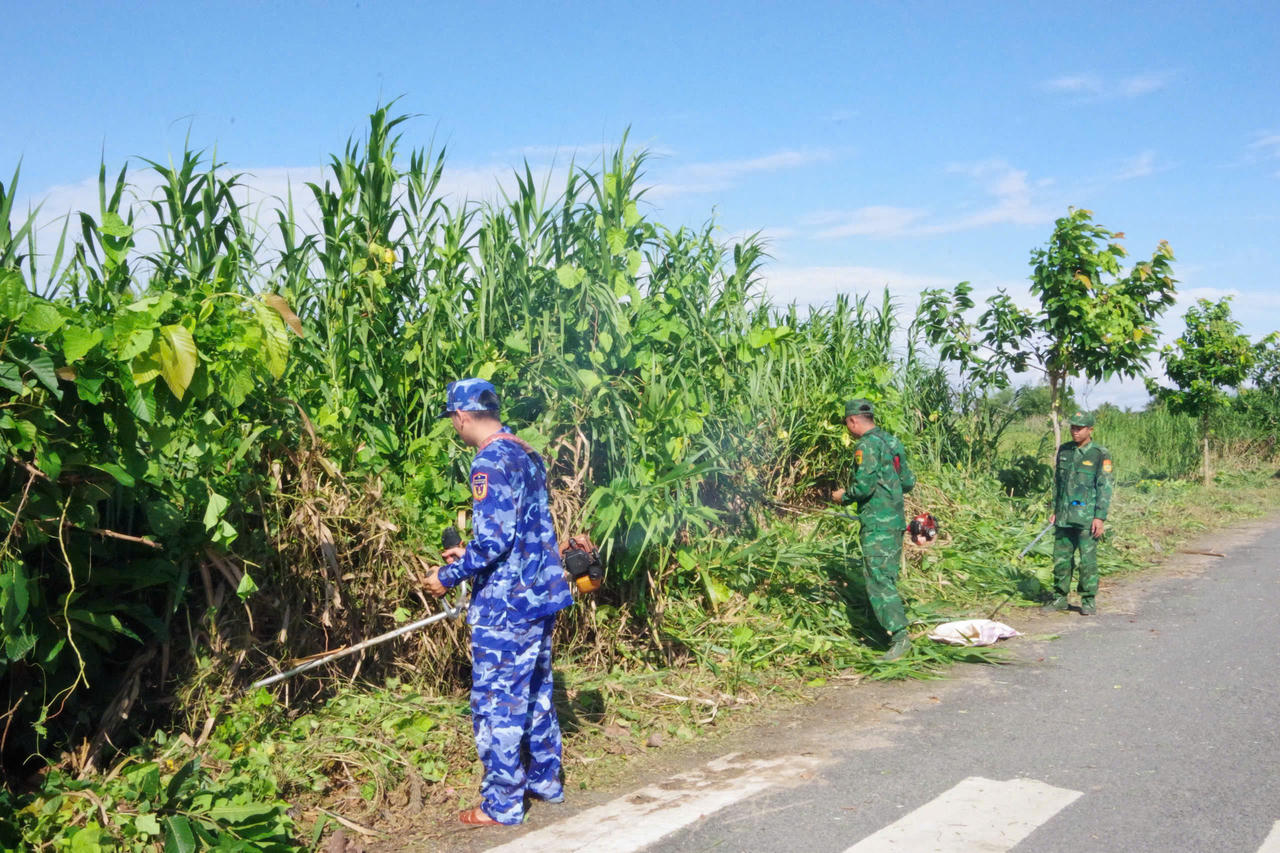 BTL Vùng Cảnh sát biển 4 tổ chức vệ sinh môi trường biển. Ảnh: Quang Vinh