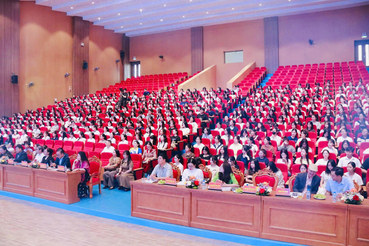 Hội thảo thu hút hơn 500 đại biểu, sinh viên và đoàn viên thanh niên tham dự. 