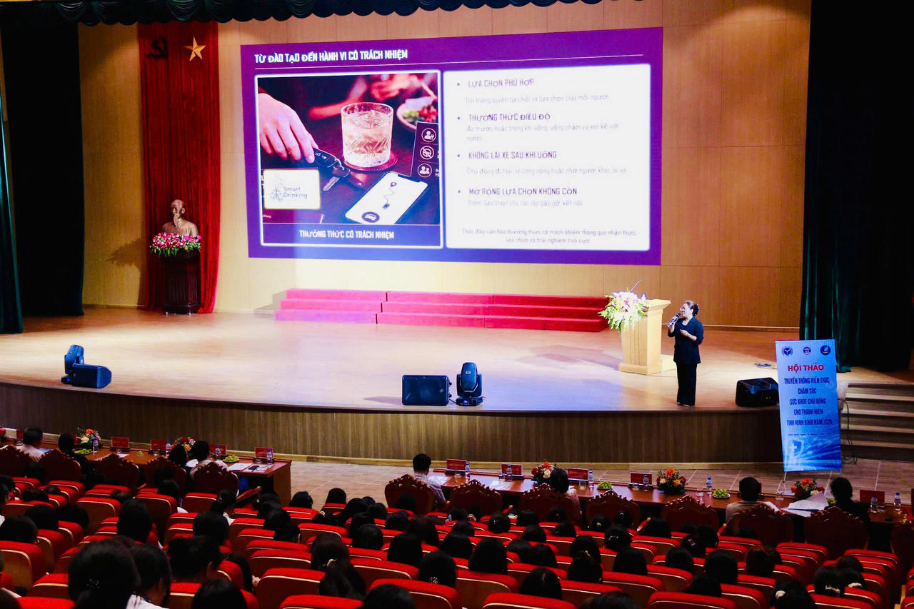 Các chuyên gia đã trao đổi về những vấn đề sức khỏe thường gặp ở thanh niên hiện nay và hướng dẫn cách chủ động phòng ngừa, xây dựng lối sống lành mạnh.