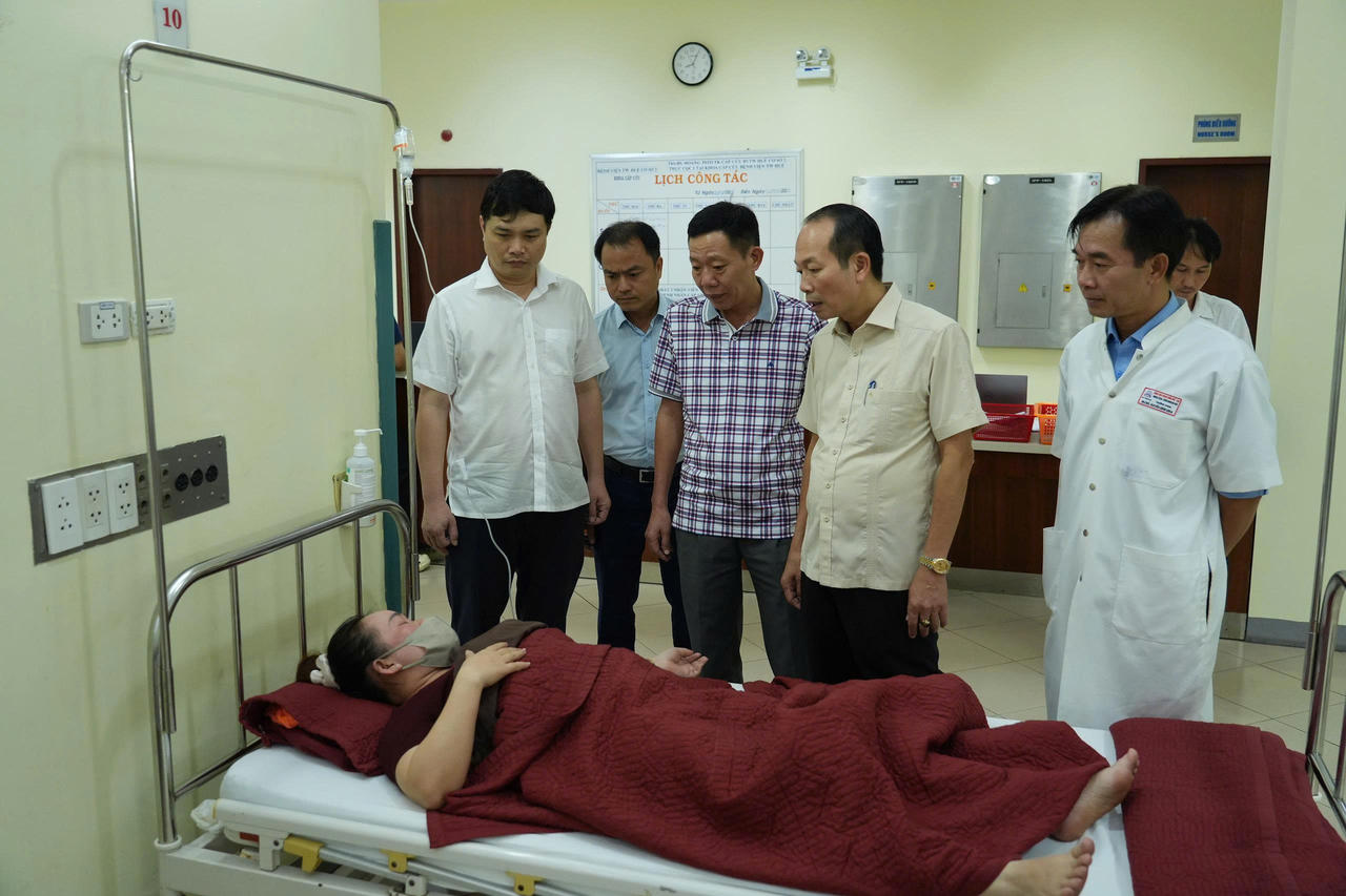 Lãnh đạo TP Huế thăm hỏi, động viên người lao động của Công ty Scavi Huế  đang được theo dõi, điều trị tại bệnh viện.  