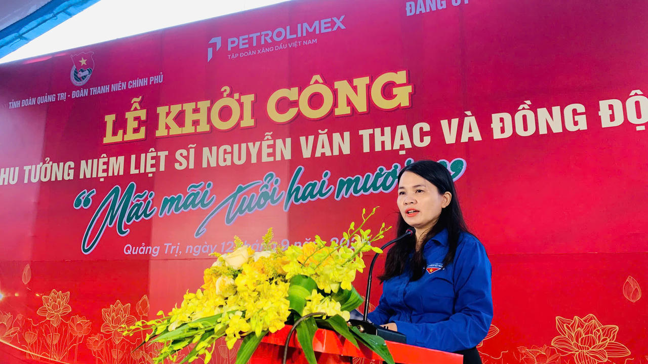 Bà Trần Thị Thu, Phó Chủ tịch Ủy ban MTTQ Việt Nam tỉnh, Bí thư Tỉnh đoàn Quảng Trị phát biểu tại lễ khởi công. (Ảnh: Tỉnh đoàn Quảng Trị)