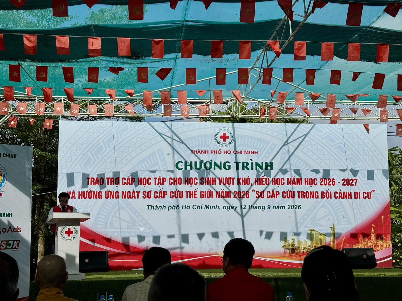 Hội Chữ thập đỏ TP Hồ Chí Minh tổ chức chương trình trao trợ cấp học tập năm học 2026 - 2027 cho 600 học sinh vượt khó, hiếu học, đồng thời tổ chức các hoạt động hưởng ứng Ngày Sơ cấp cứu thế giới năm 2026 với chủ đề “Sơ cấp cứu trong bối cảnh di cư” (Ảnh: Bùi Yên).