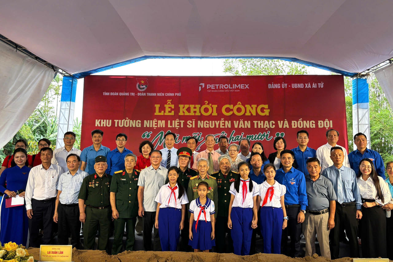 Các đại biểu, gia đình liệt sĩ, cựu chiến binh, đoàn viên, thanh niên và thiếu nhi chụp ảnh lưu niệm tại lễ khởi công Khu tưởng niệm liệt sĩ Nguyễn Văn Thạc và đồng đội “Mãi mãi tuổi hai mươi”. (Ảnh: Tỉnh đoàn Quảng Trị)