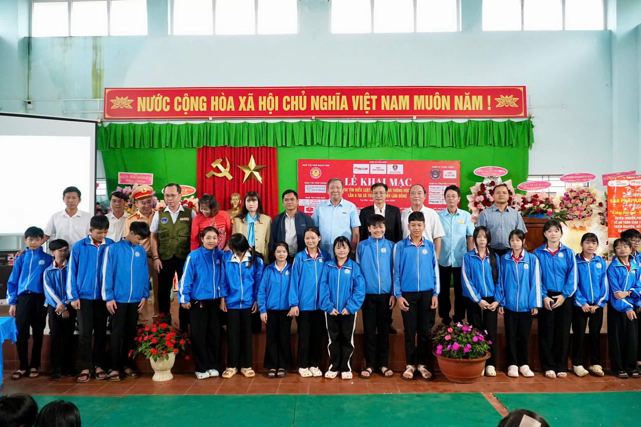 BTC chụp hình lưu niệm cùng các em học sinh