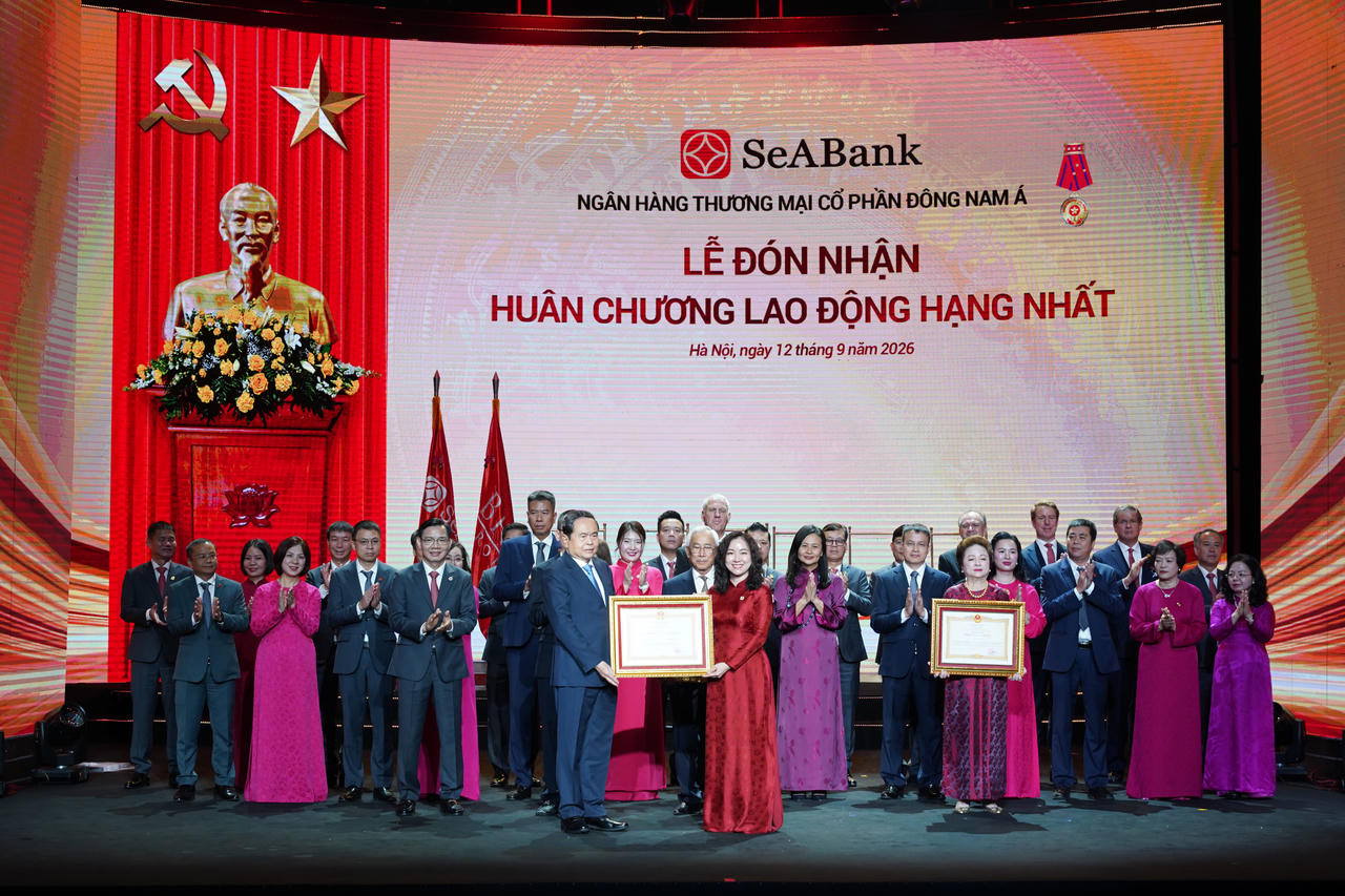 Bà Lê Thu Thuỷ - Phó Chủ tịch HĐQT SeABank đại diện Ngân hàng đón nhận Huân chương lao động hạng Nhất