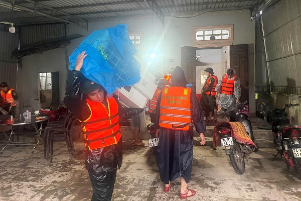 Trắng đêm giúp người dân 'chạy lũ' ở Quảng Trị