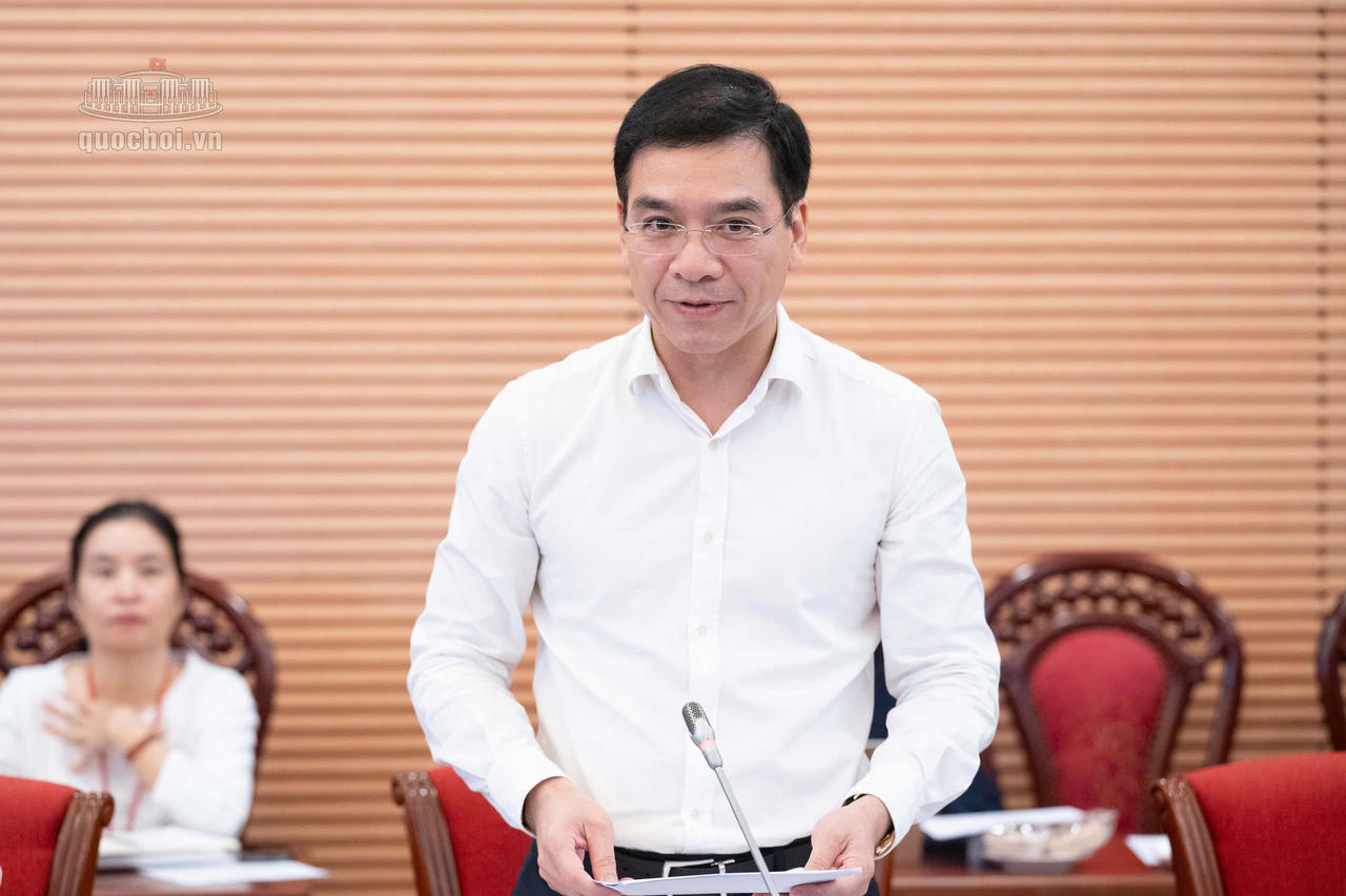 Ông Hà Anh Đức, Cục trưởng Cục Quản lý khám, chữa bệnh (Bộ Y tế)  trình bày Tờ trình về Dự án Luật sửa đổi, bổ sung một số điều của Luật Phòng, chống tác hại của thuốc lá.