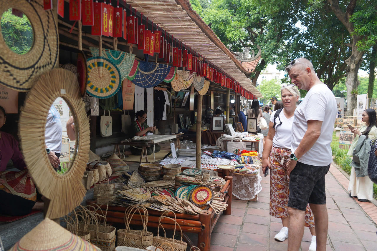 Người dân và khách du lịch có cơ hội quan sát, tìm hiểu và trực tiếp tương tác với các sản phẩm, kỹ thuật nghề của những làng nghề tiêu biểu của Hà Nội (Ảnh: Thanh Danh).
