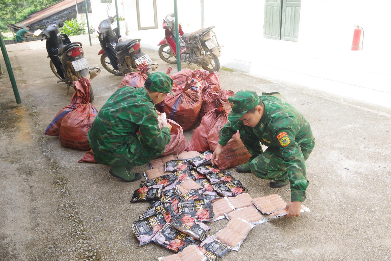 Thu giữ hơn 300kg xúc xích không rõ nguồn gốc tại Lạng Sơn
