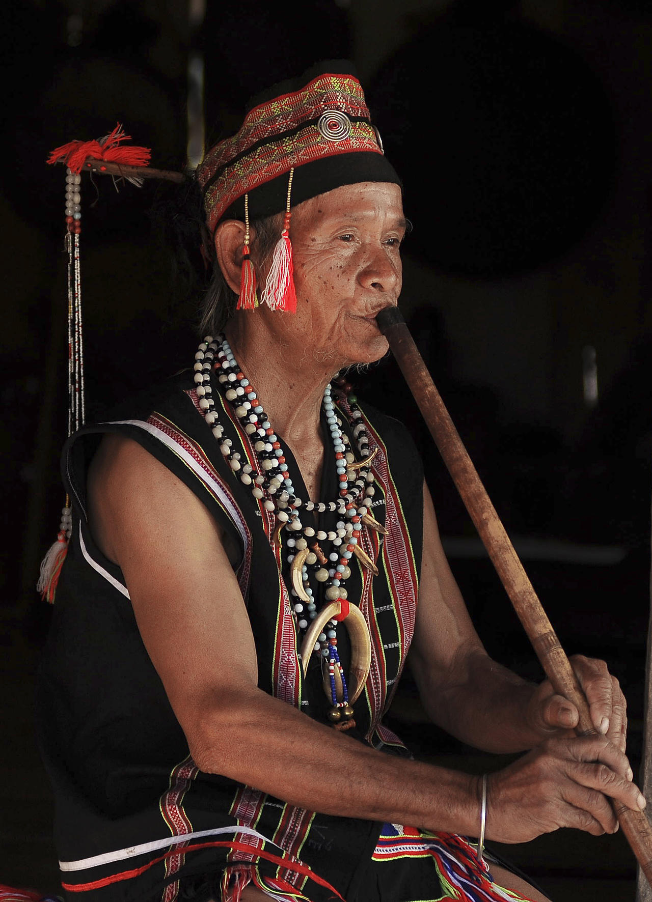 Âm thanh mê hoặc của tiếng sáo (Tà lun).