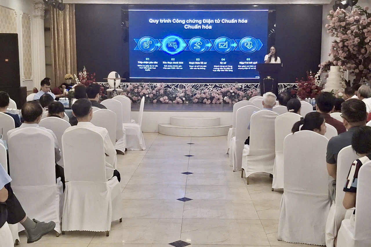 Việc chuyển đổi hồ sơ công chứng sang lưu trữ điện tử, bảo đảm tính toàn vẹn, khả năng khai thác, kiểm chứng và đồng bộ với cơ sở dữ liệu công chứng (Ảnh: Trung tâm Truyền thông số, Sở Tư pháp Hưng Yên)