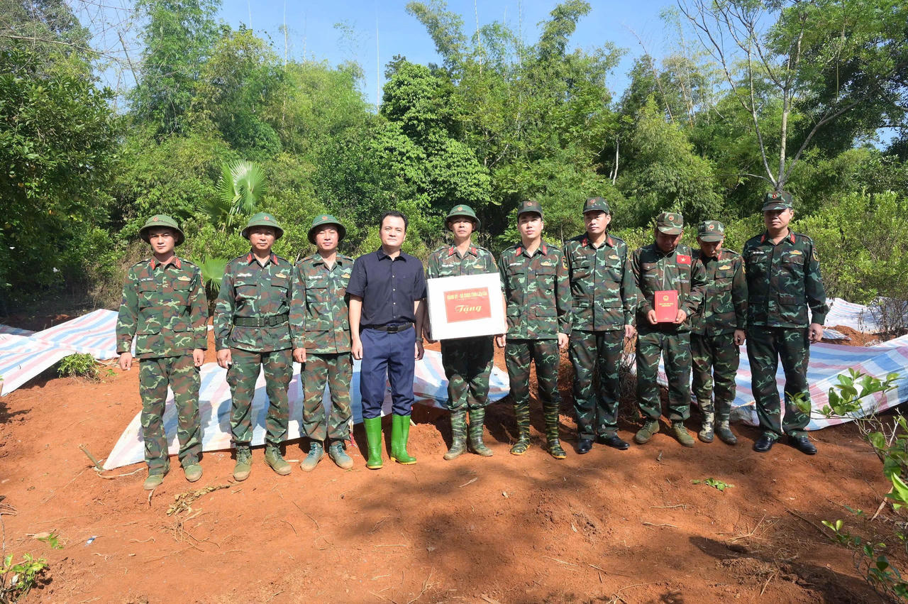Lãnh đạo tỉnh Lào Cai và Bộ Chỉ huy quân sự tỉnh tặng quà động viên các lực lượng chức năng làm nhiệm vụ tìm kiếm, quy tập và xác định danh tính hài cốt liệt sĩ. (Ảnh: Nguyễn Hải)