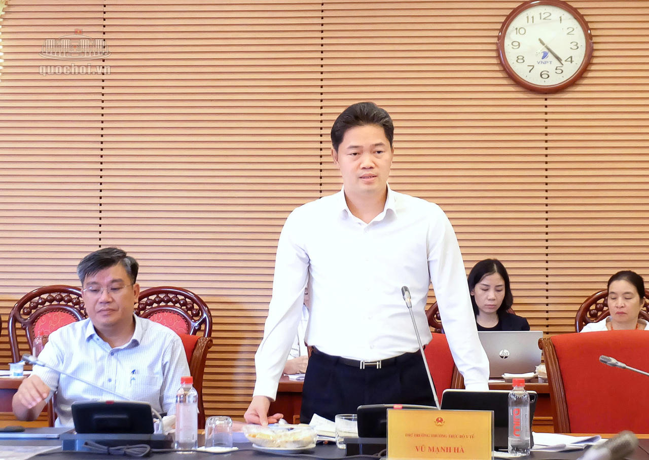 Thứ trưởng Thường trực Bộ Y tế Vũ Mạnh Hà phát biểu.