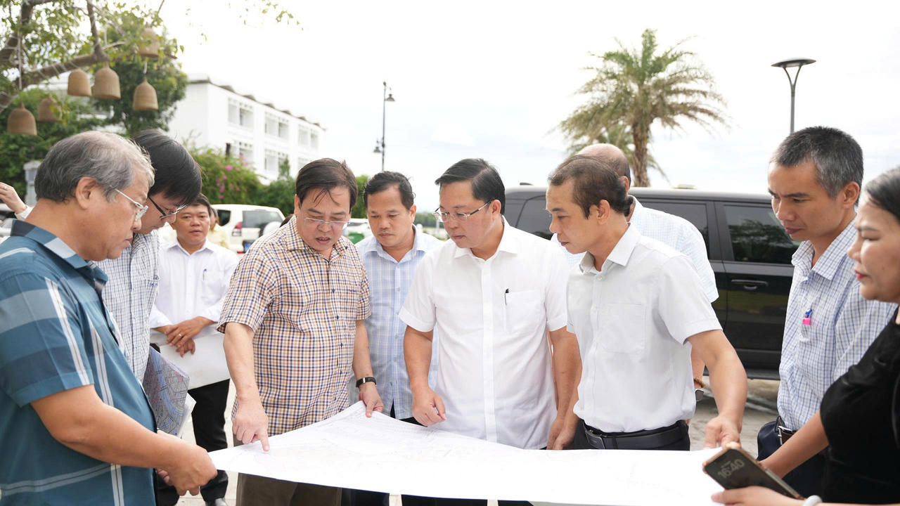 Chủ tịch UBND phường Thuận Hóa Trương Đình Thạnh (đeo đồng hồ) trình bày hiện trạng, phương án quy hoạch khu vực với đoàn công tác (Ảnh: Ngọc Hiếu)
