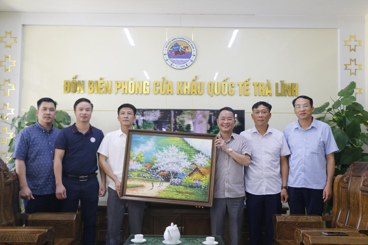 Báo Pháp luật Việt Nam tặng tranh kỷ niệm Đồn Biên phòng Cửa khẩu Quốc tế Trà Lĩnh. (Ảnh: Thanh Tùng)