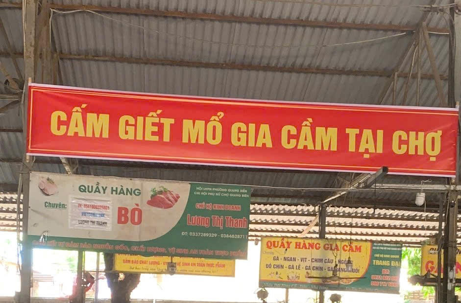 UBND phường Việt Hưng tổ chức treo băng rôn, khẩu hiệu tuyên truyền tại các chợ Kim Quan, Diêm Gỗ, Quán Tình,Thượng Thanh, Đức Hòa,... nhằm nâng cao nhận thức của các hộ kinh doanh và người dân trong việc đảm bảo an toàn vệ sinh tại chợ.