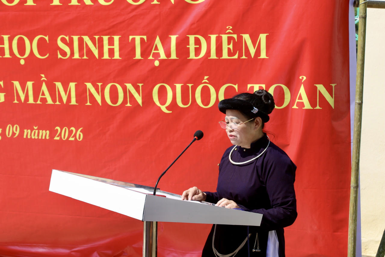 Bà Nông Thị Luyện, Hiệu trưởng Trường mầm non Quốc Toản phát biểu cảm ơn tại chương trình. (Ảnh: Lê Hanh)