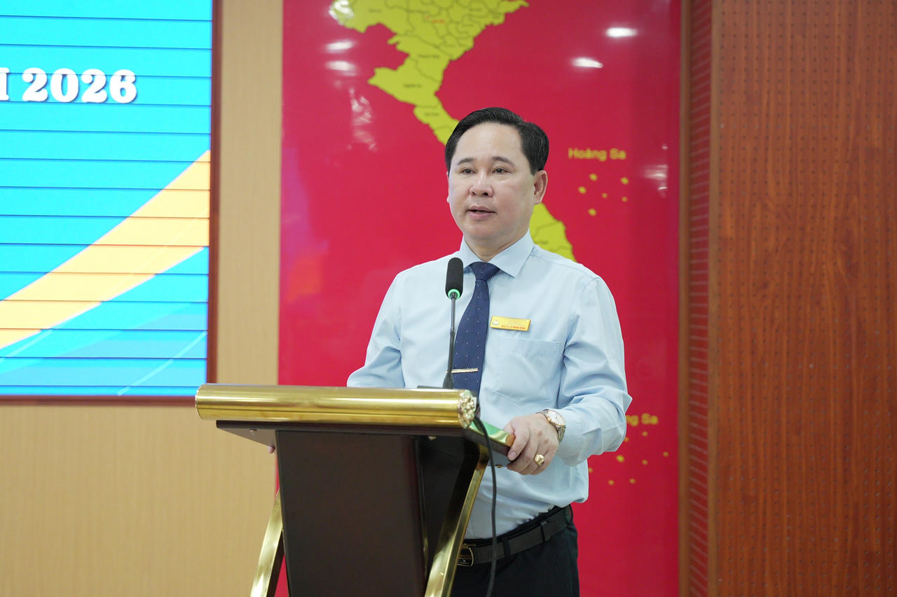 PGS.TS. Lê Mạnh Hùng - Hiệu trưởng Trường Đại học Công đoàn phát biểu trong buổi lễ khai giảng.