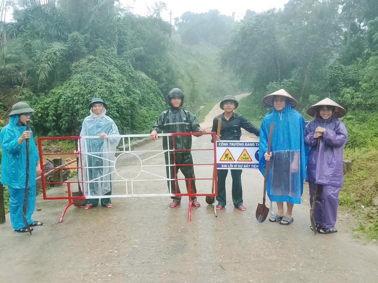 Các lực lượng khẩn trưởng cắm biển cảnh báo tại các khu vực nguy hiểm. (Ảnh: Quang Đạo)
