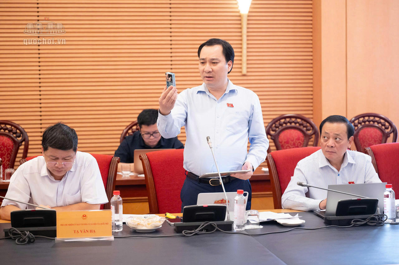 Ủy viên là đại biểu Quốc hội hoạt động chuyên trách tại Ủy ban Văn hóa và Xã hội Vũ Văn Tiến phát biểu tại phiên họp.