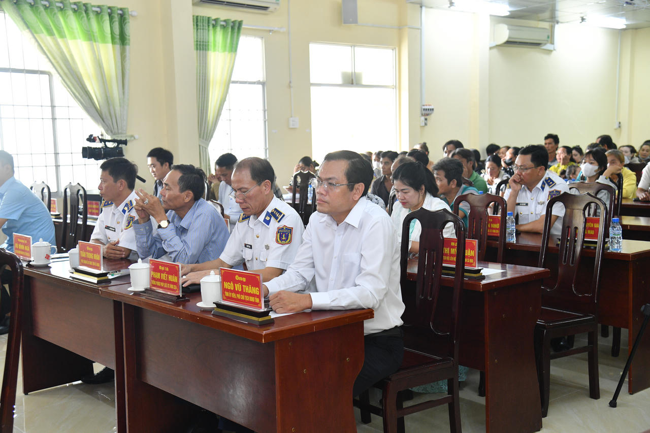 Các đại biểu và bà con ngư dân theo dõi diễn biến "Phiên tòa giả định". Ảnh: Quang Vinh