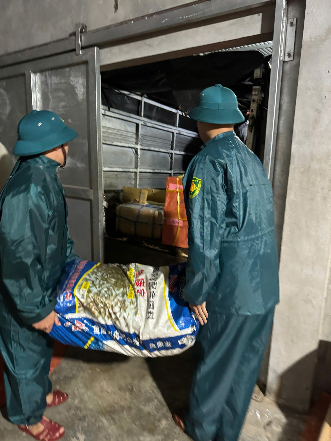 Lực lượng chức năng hỗ trợ người dân xã La Bão di dời tài sản trong đêm. (Ảnh: Ban Chỉ huy Phòng thủ dân sự tỉnh Quảng Trị)