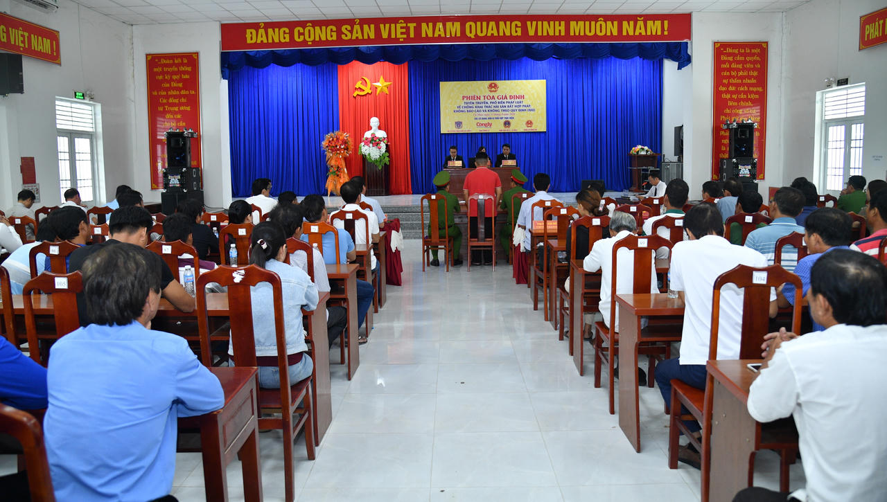 Quang cảnh "Phiên tòa giả định" tại xã Đông Hải. Ảnh: Quang Vinh