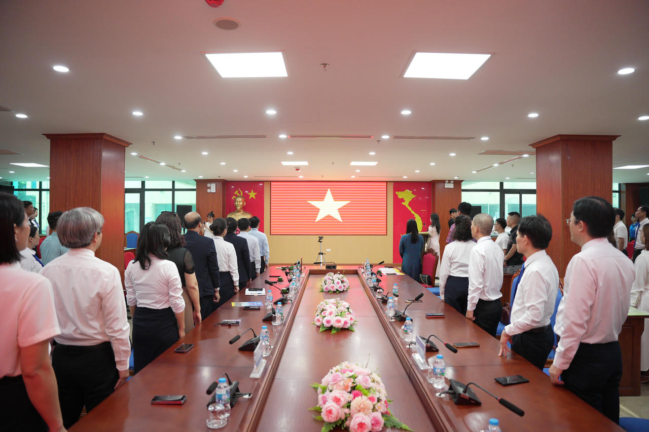 Nghi thức chào cờ được thực hiện trước khi bắt đầu lễ khai giảng.