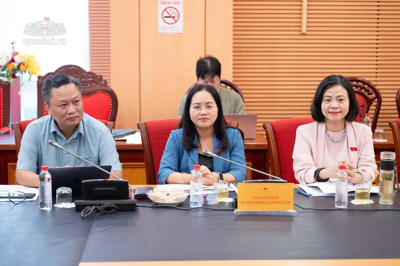 Luật hóa lệnh cấm thuốc lá điện tử, thuốc lá nung nóng: Rà soát quy định để tránh cách hiểu 'vừa cấm, vừa cấp phép'