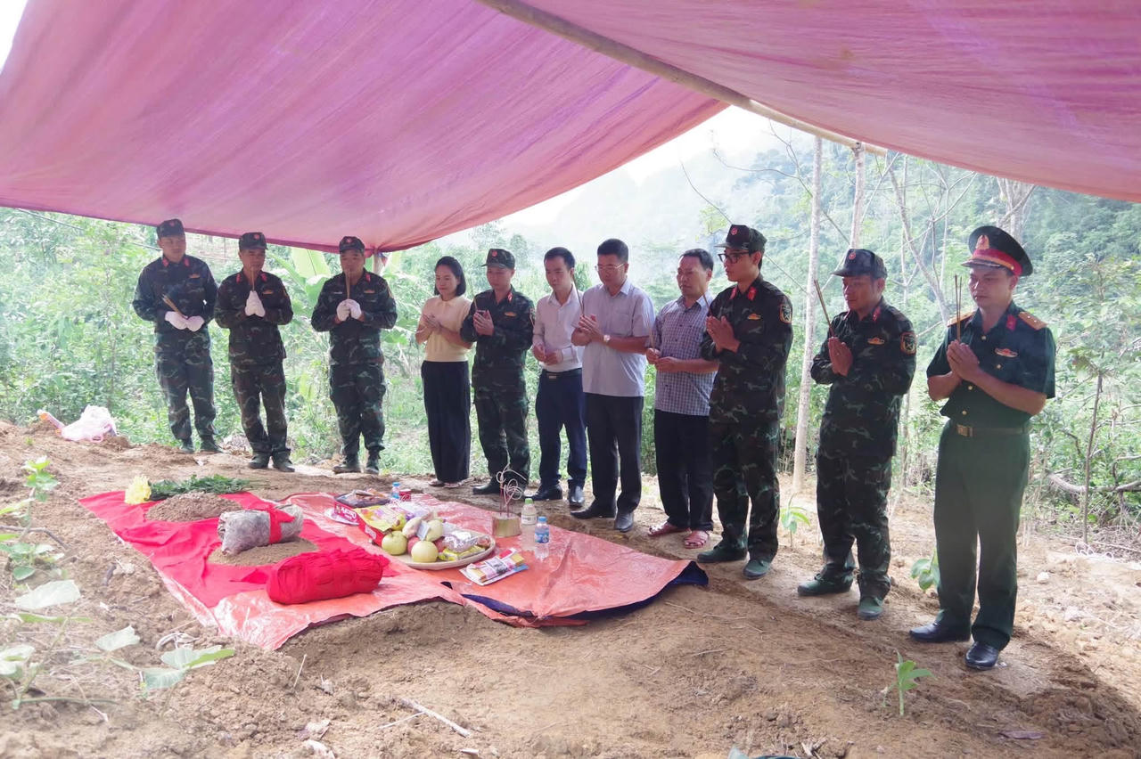 Đại diện Bộ Chỉ huy Quân sự tỉnh, Đội Tìm kiếm, Quy tập hài cốt liệt sĩ, lãnh đạo các địa phương thắp hương trước các hài cốt liệt sĩ được tìm thấy. (Ảnh: BCHQS tỉnh Tuyên Quang)