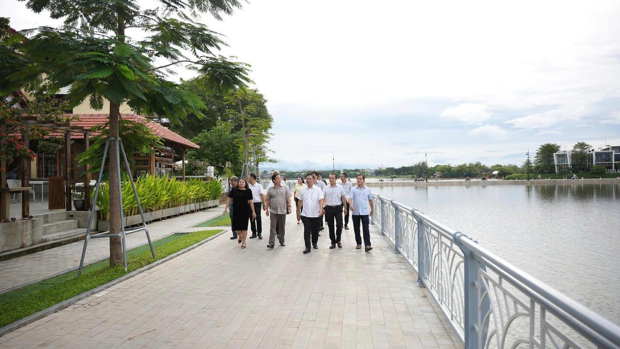Chủ tịch UBND TP Huế Lê Trí Thanh cùng đoàn công tác khảo sát tuyến đường đi bộ ven sông Như Ý, gợi mở các ý tưởng khai thác không gian cảnh quan, dịch vụ và du lịch (Ảnh: N.H)