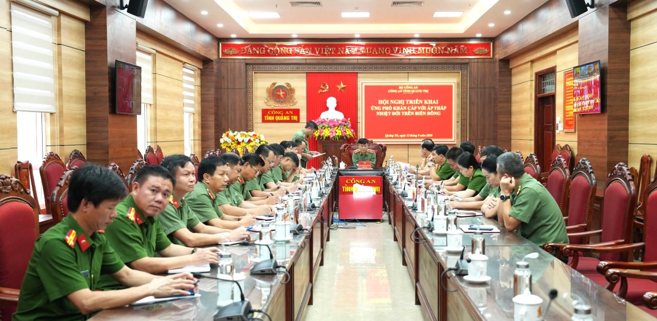 Quang cảnh Hội nghị triển khai ứng phó khẩn cấp với áp thấp nhiệt đới trên Biển Đông do Công an tỉnh Quảng Trị tổ chức chiều 12/9. (Ảnh: Nhật Quang)