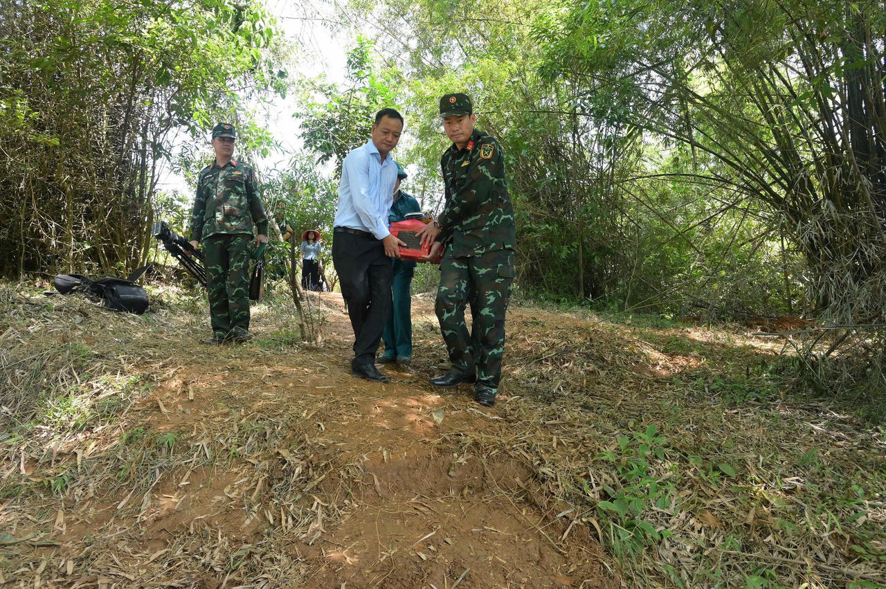 Trước đó, từ thông tin do một số nhân chứng cung cấp, lực lượng chức năng xác minh, nhận định tại khu vực đồi Đá Vôi, tổ 39, phường Cam Đường, tỉnh Lào Cai có thể vẫn còn hài cốt liệt sĩ chưa được tìm thấy. (Ảnh: Nguyễn Hải)