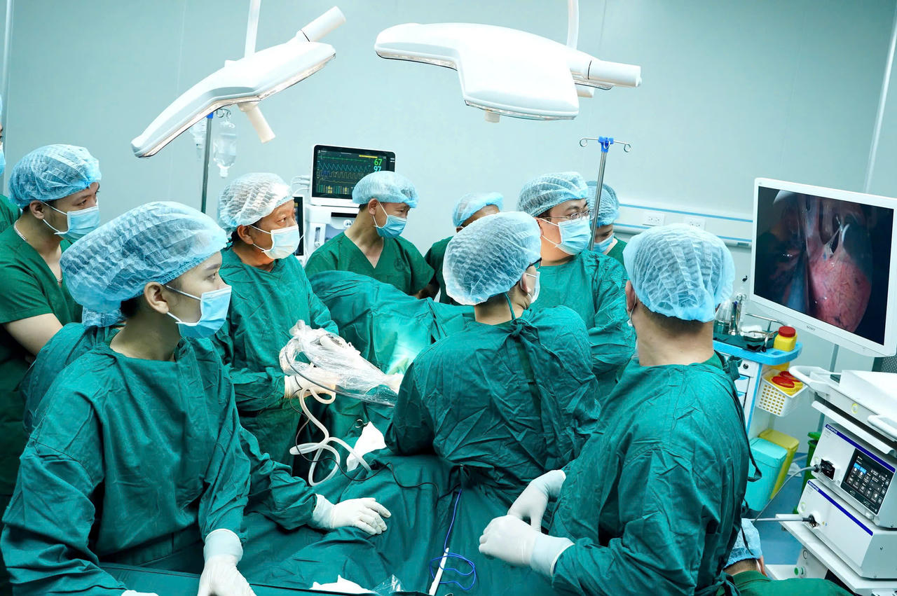 Ca phẫu thuật đầu tiên cho bệnh nhân bị tràn khí màng phổi trái tái phát do vỡ bóng kén khí (Ảnh: Thanh Vân)