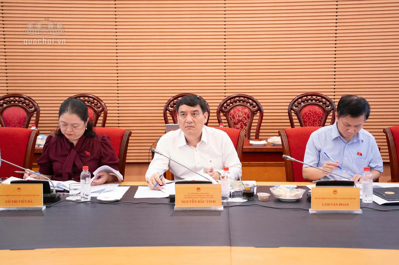 Luật hóa lệnh cấm thuốc lá điện tử, thuốc lá nung nóng: Rà soát quy định để tránh cách hiểu 'vừa cấm, vừa cấp phép'