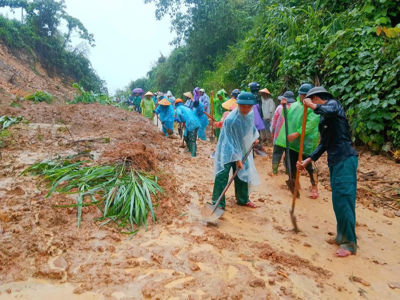 Khẩn trương khắc phục điểm sạt lở, bảo đảm giao thông vào thôn Pâr Ay