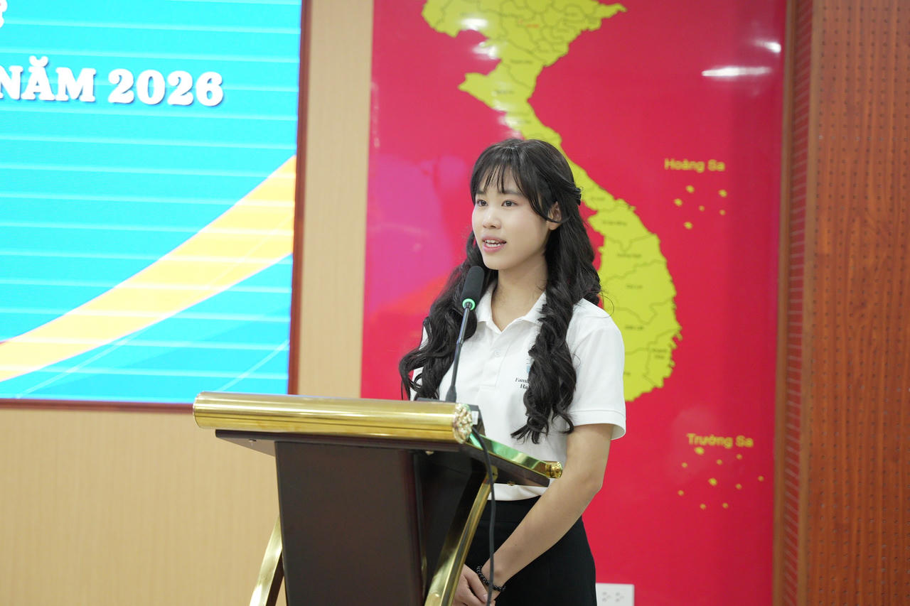 Em Đỗ Thị Phương Dung - sinh viên ngành Công tác xã hội thay mặt các tân sinh viên khoá đào tạo đại học từ xa đợt 1 năm 2026 tại điểm trạm Hà Nội lên phát biểu.