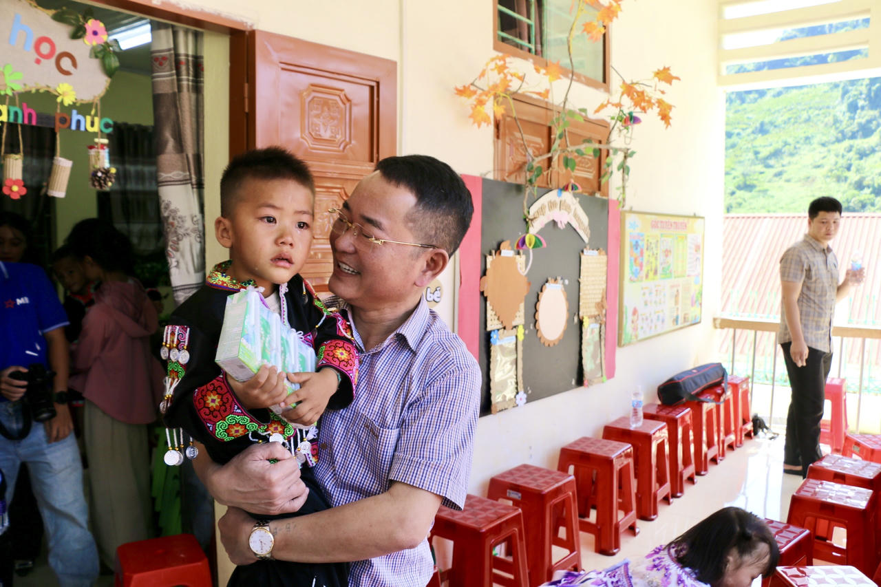 Tổng Biên tập Báo Pháp luật Việt Nam động viên các em học sinh. (Ảnh: Lê Hanh)