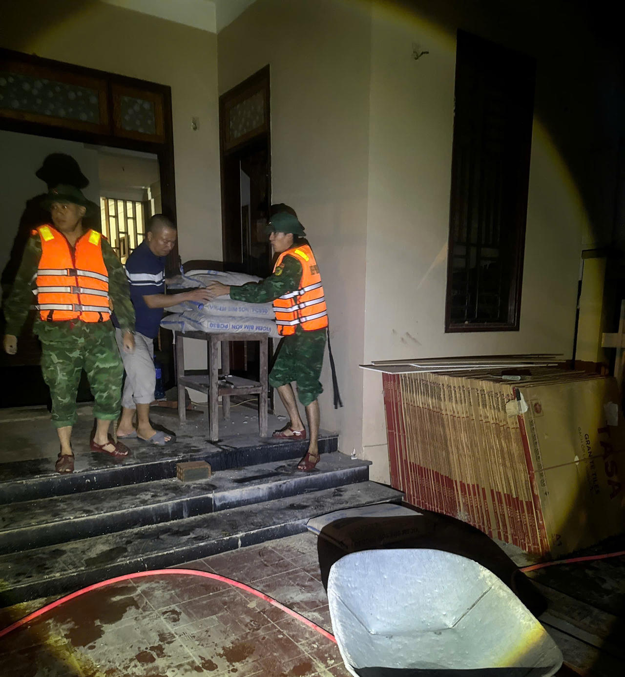Cán bộ, chiến sĩ vận chuyển tài sản của người dân ra khỏi vùng ngập trong đêm. (Ảnh: Ban Chỉ huy Phòng thủ dân sự tỉnh Quảng Trị)