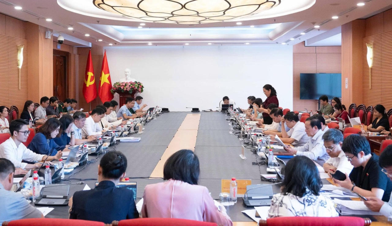 Luật hóa lệnh cấm thuốc lá điện tử, thuốc lá nung nóng: Rà soát quy định để tránh cách hiểu 'vừa cấm, vừa cấp phép'