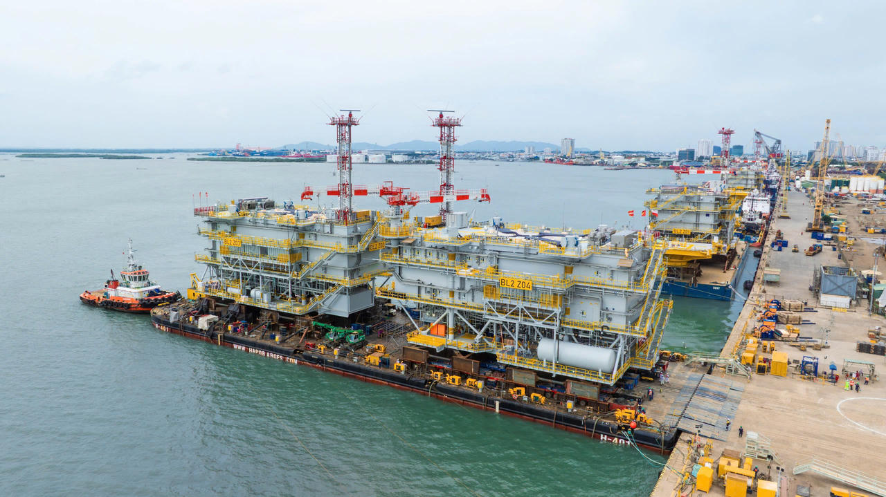 Khoảnh khắc trạm biến áp điện gió ngoài khơi của PETROVIETNAM lần đầu rời bến đi trời Âu.